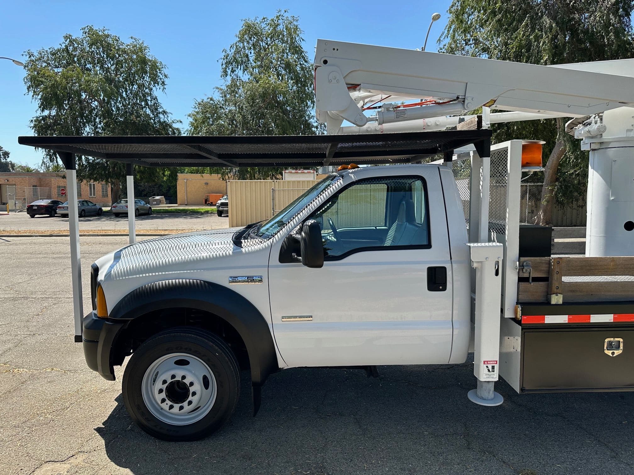 2007 Ford F-550 Bucket Truck image 17