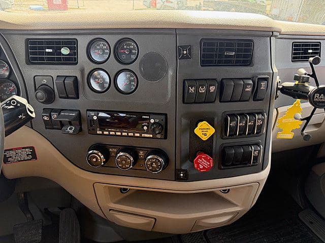 2022 Peterbilt 579 image 12