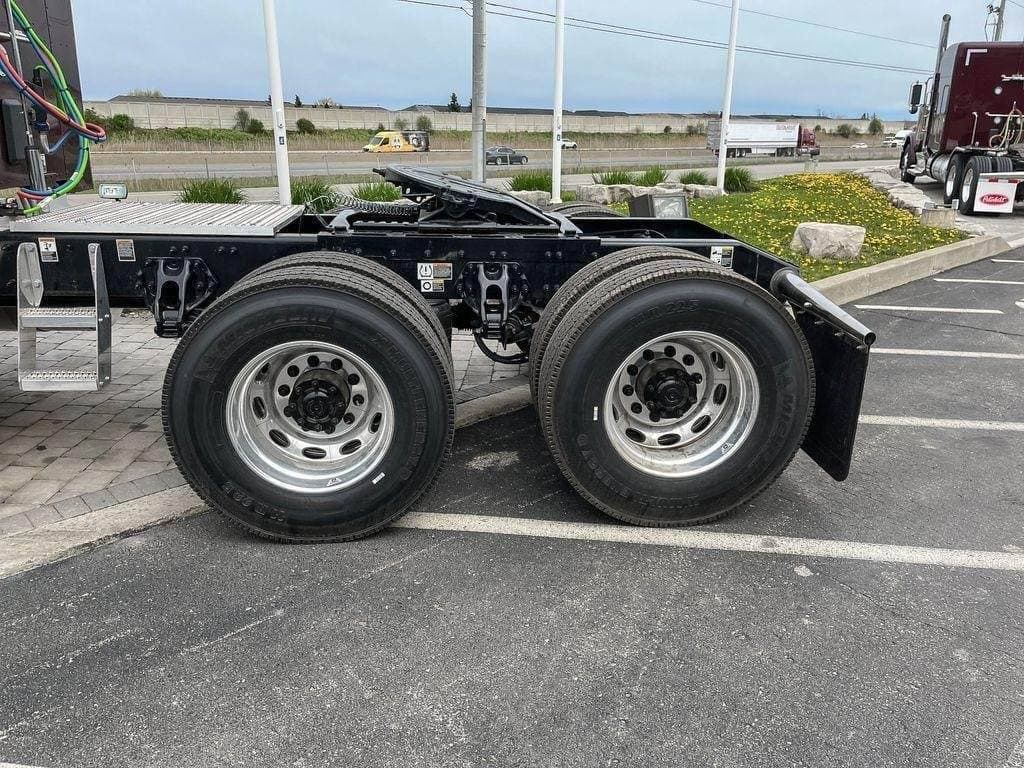 2025 Peterbilt 589 image 10