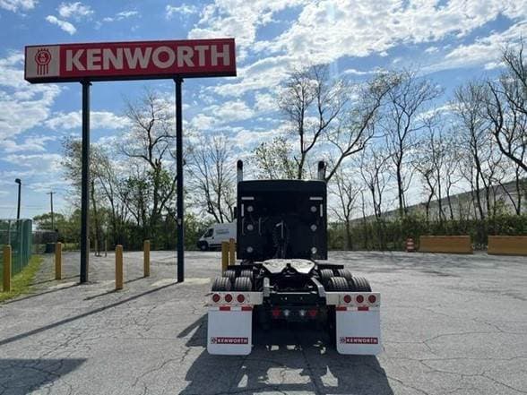 2025 Kenworth W9 Series image 3