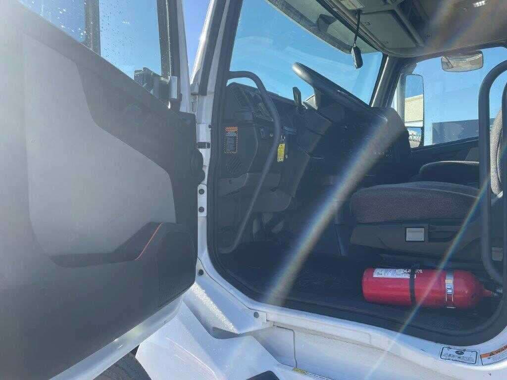 2020 Volvo VNL image 13