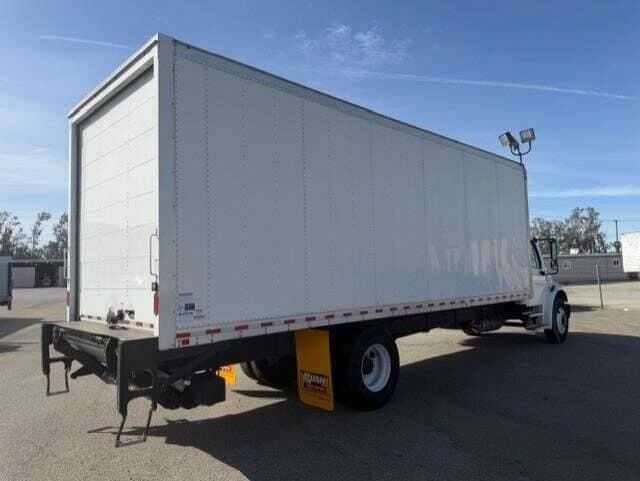 2021 Freightliner M2 image 3