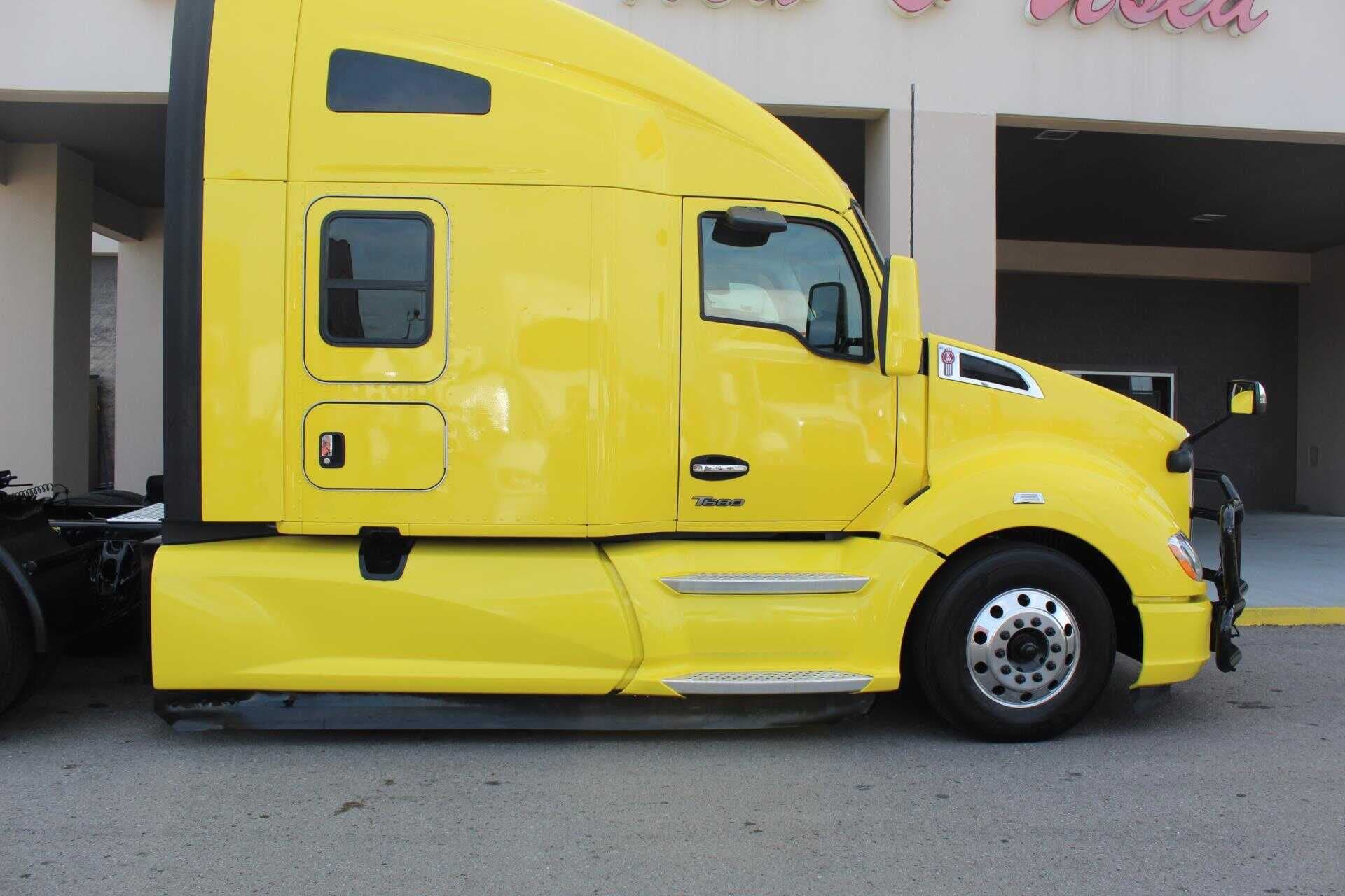 2022 Kenworth T680 image 3