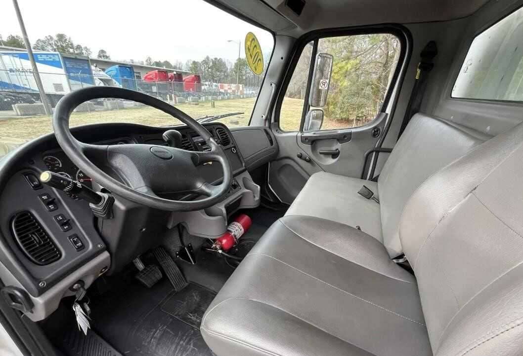 2022 Freightliner M2 image 2