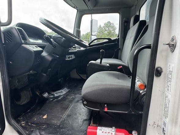 2018 Hino 258 image 7