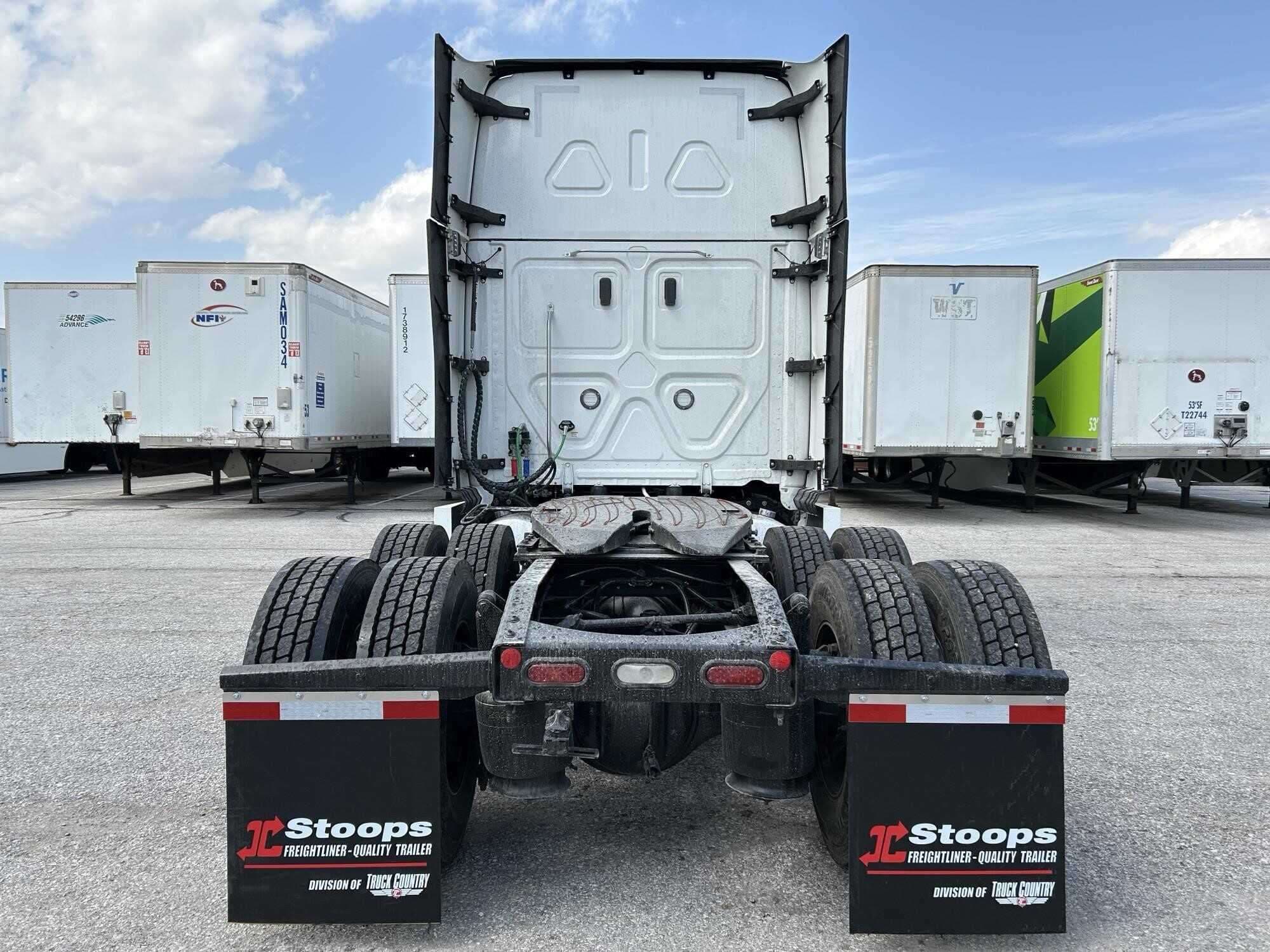 2023 Freightliner Cascadia image 3