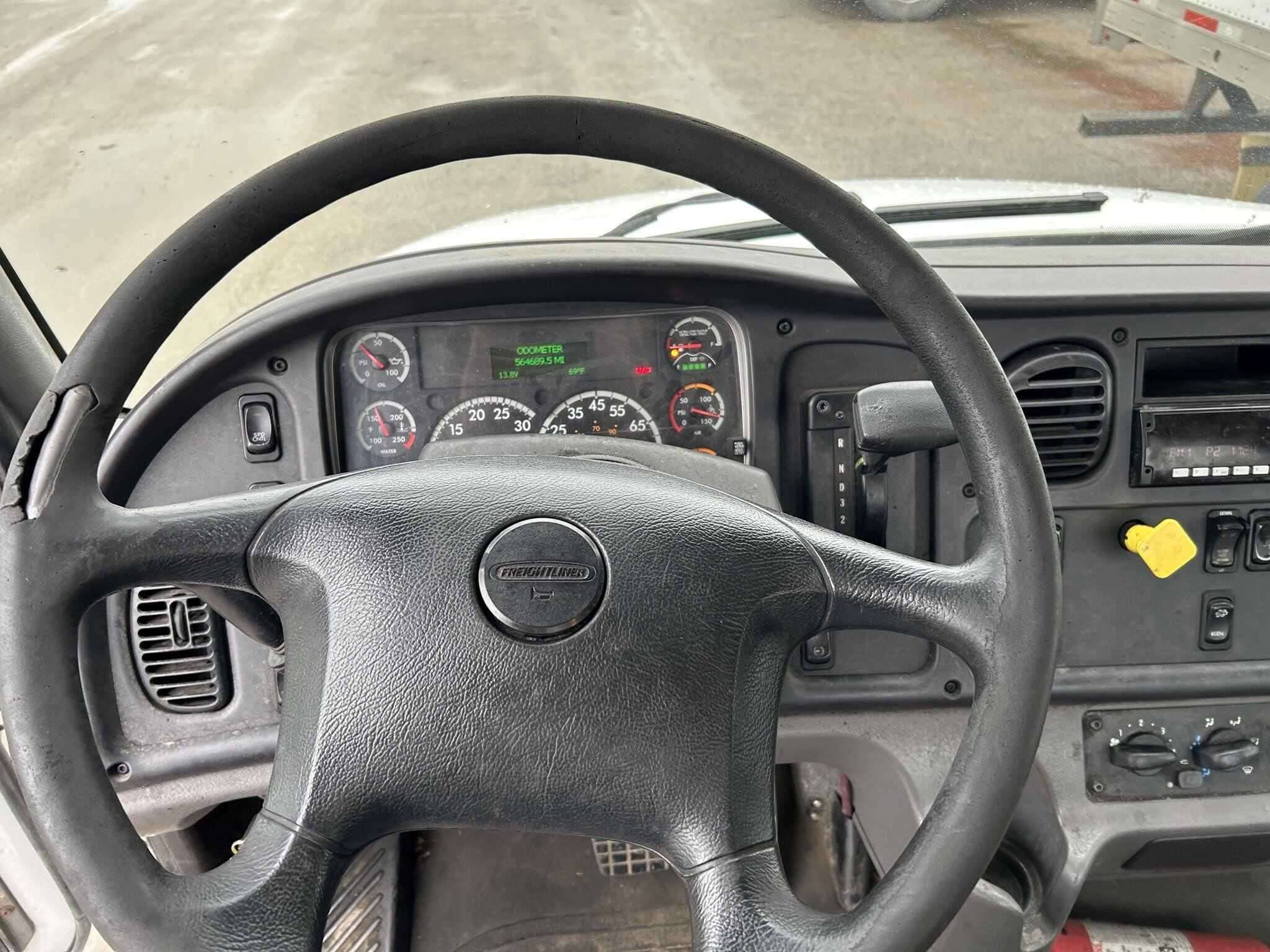 2018 Freightliner M2 image 4