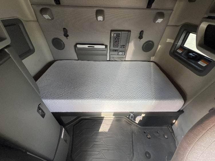 2022 Volvo VNL image 6