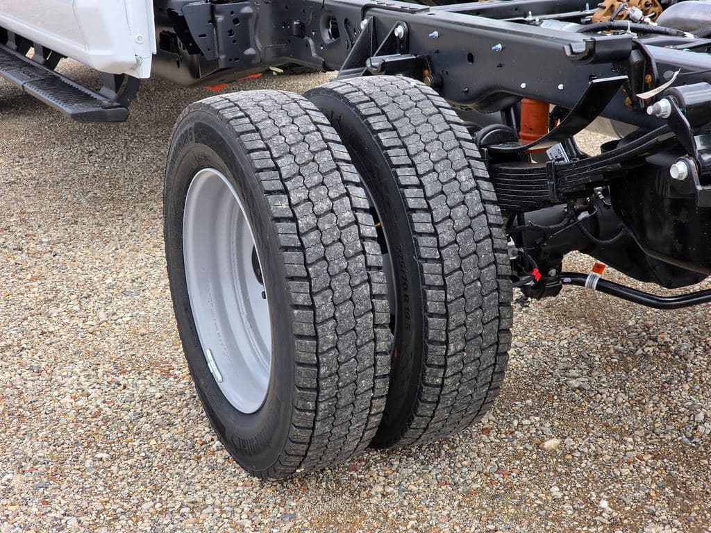 2026 Ford F-450SD XL DRW CAB CHASSIS image 15