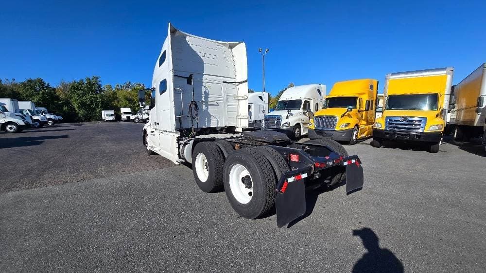 2022 Volvo VNL image 5