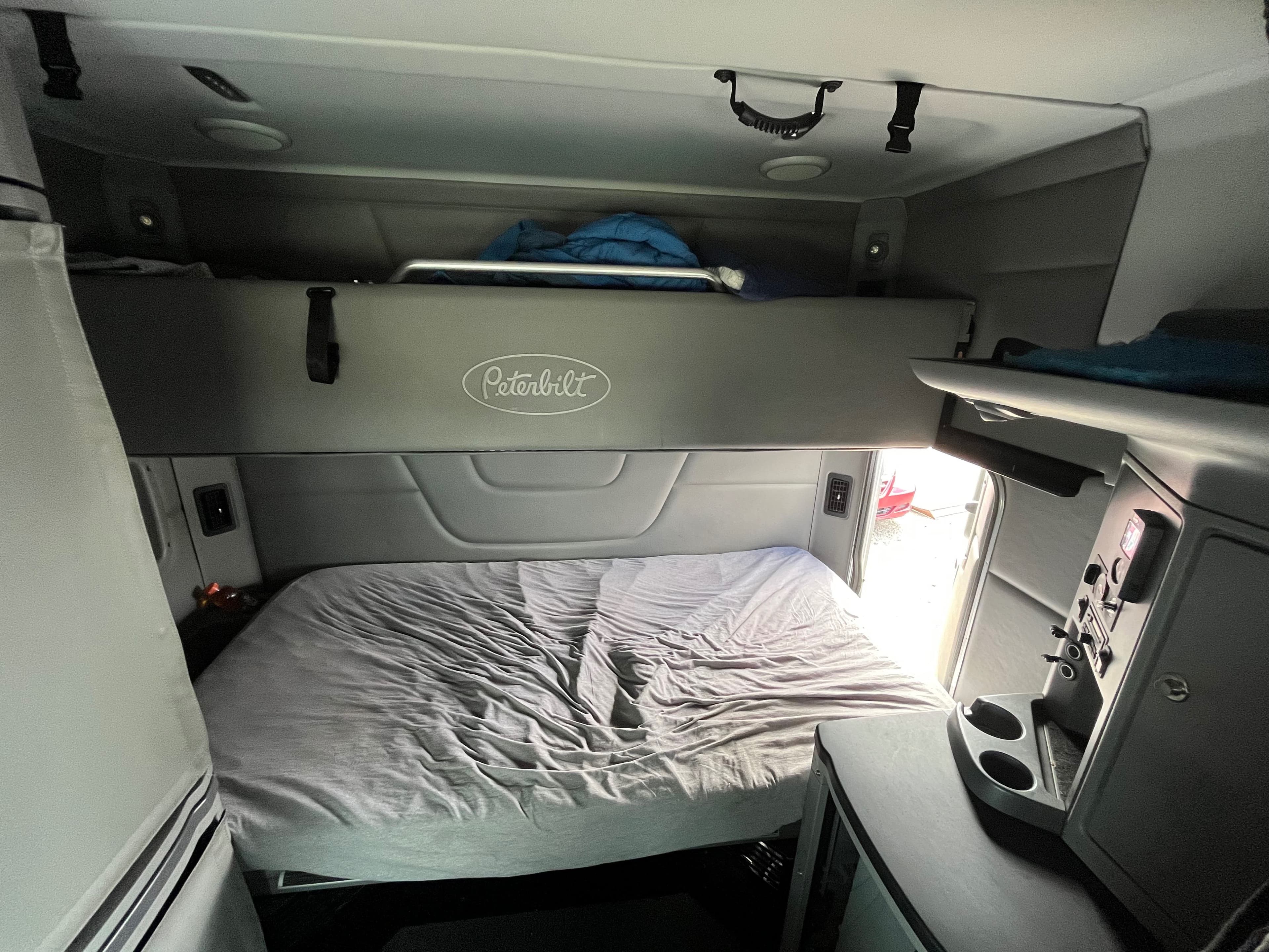 2016 Peterbilt 579 image 12