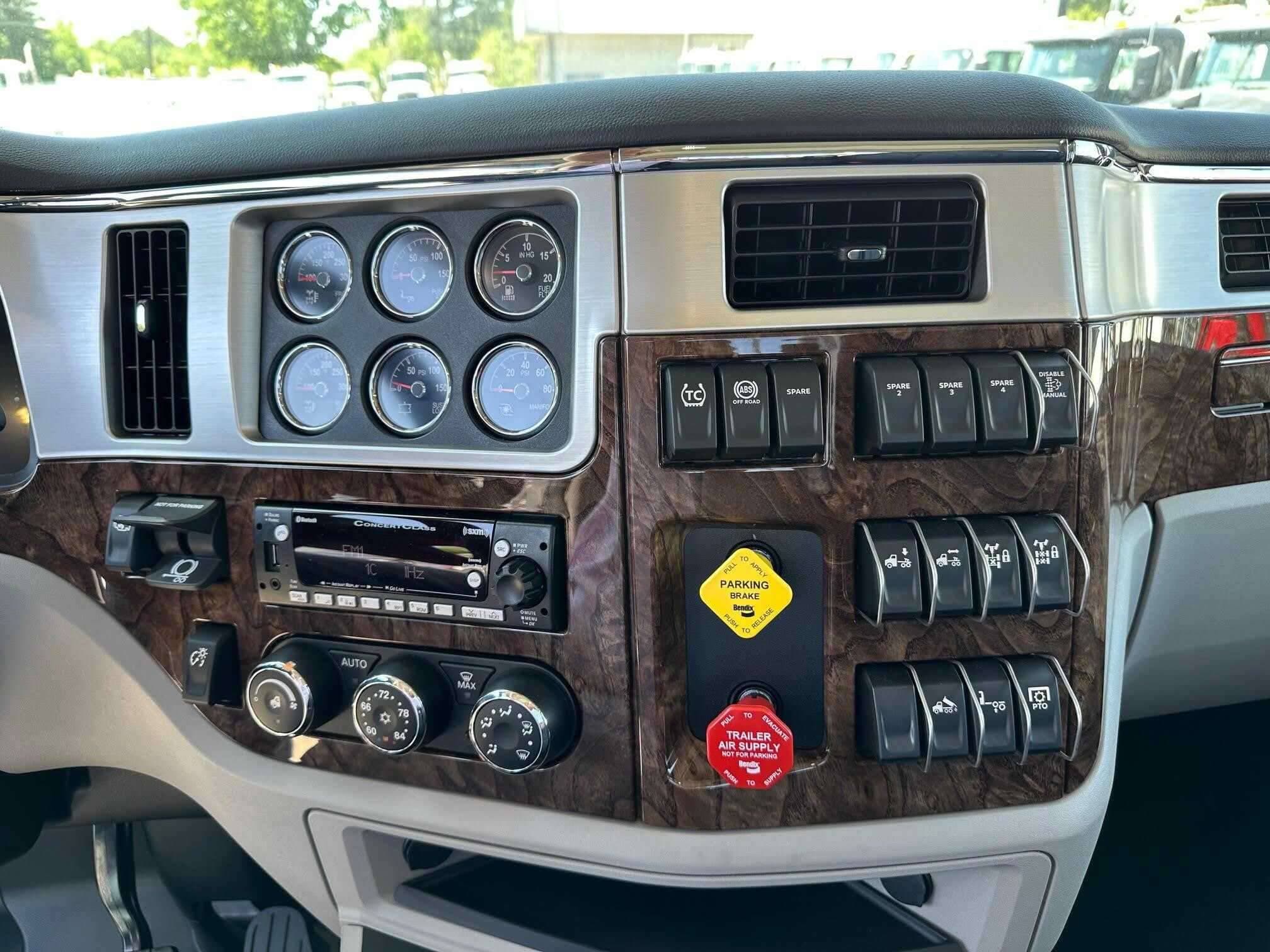 2025 Peterbilt 589 image 13