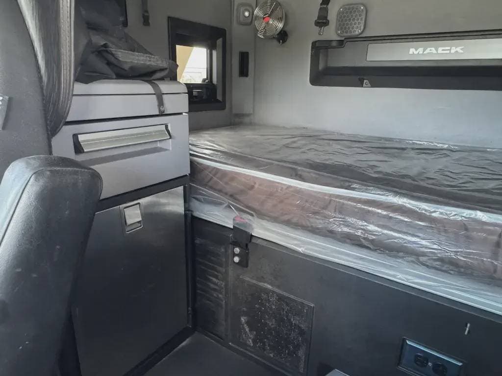 Used 2020 MACK Conventional - Sleeper Truck image 6