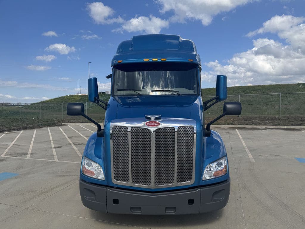 Used 2021 PETERBILT 579 image 7