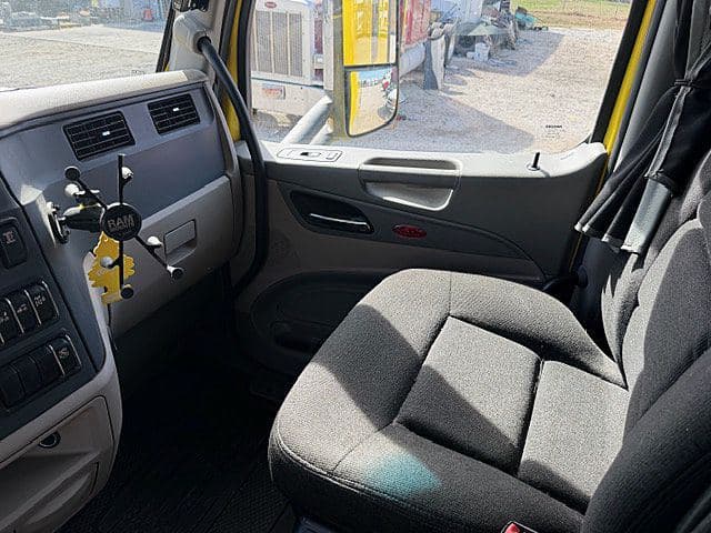 2022 Peterbilt 579 image 13