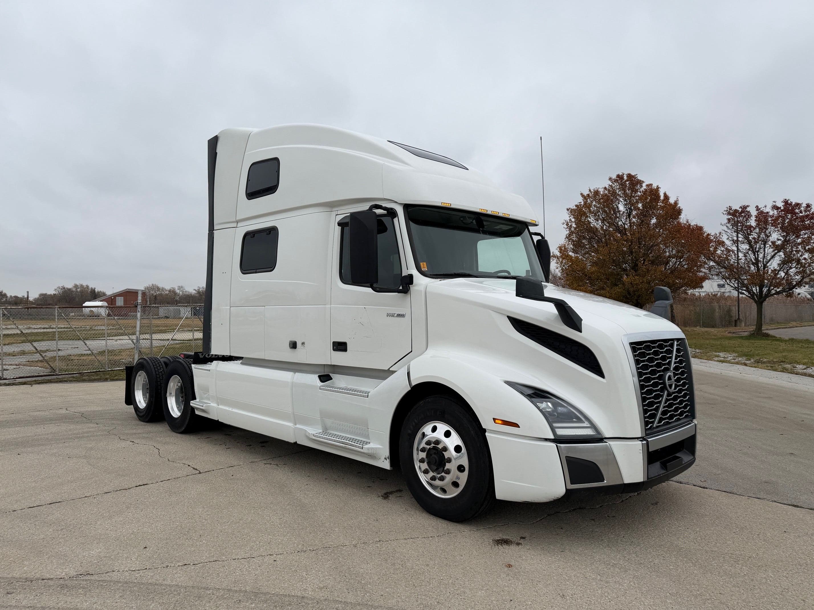 2023 Volvo VNL image 3
