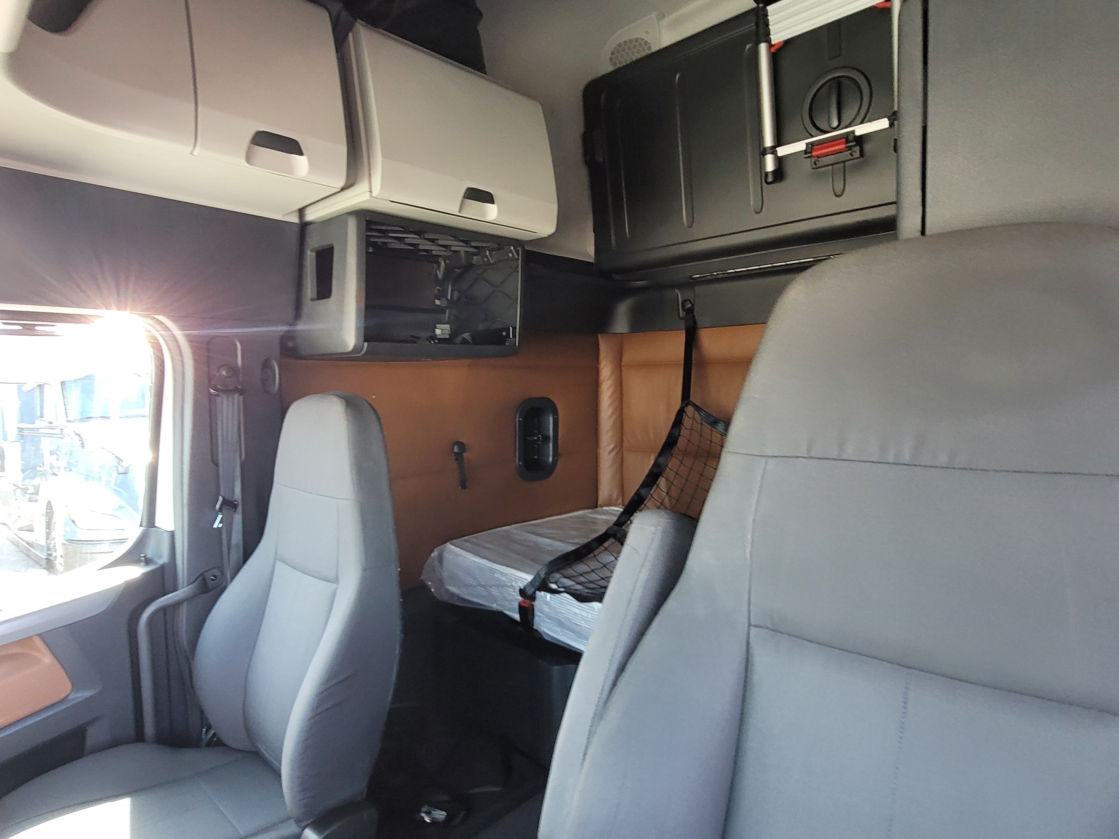 2022 Freightliner Cascadia 126 image 8