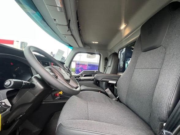 2025 Kenworth T880 image 16