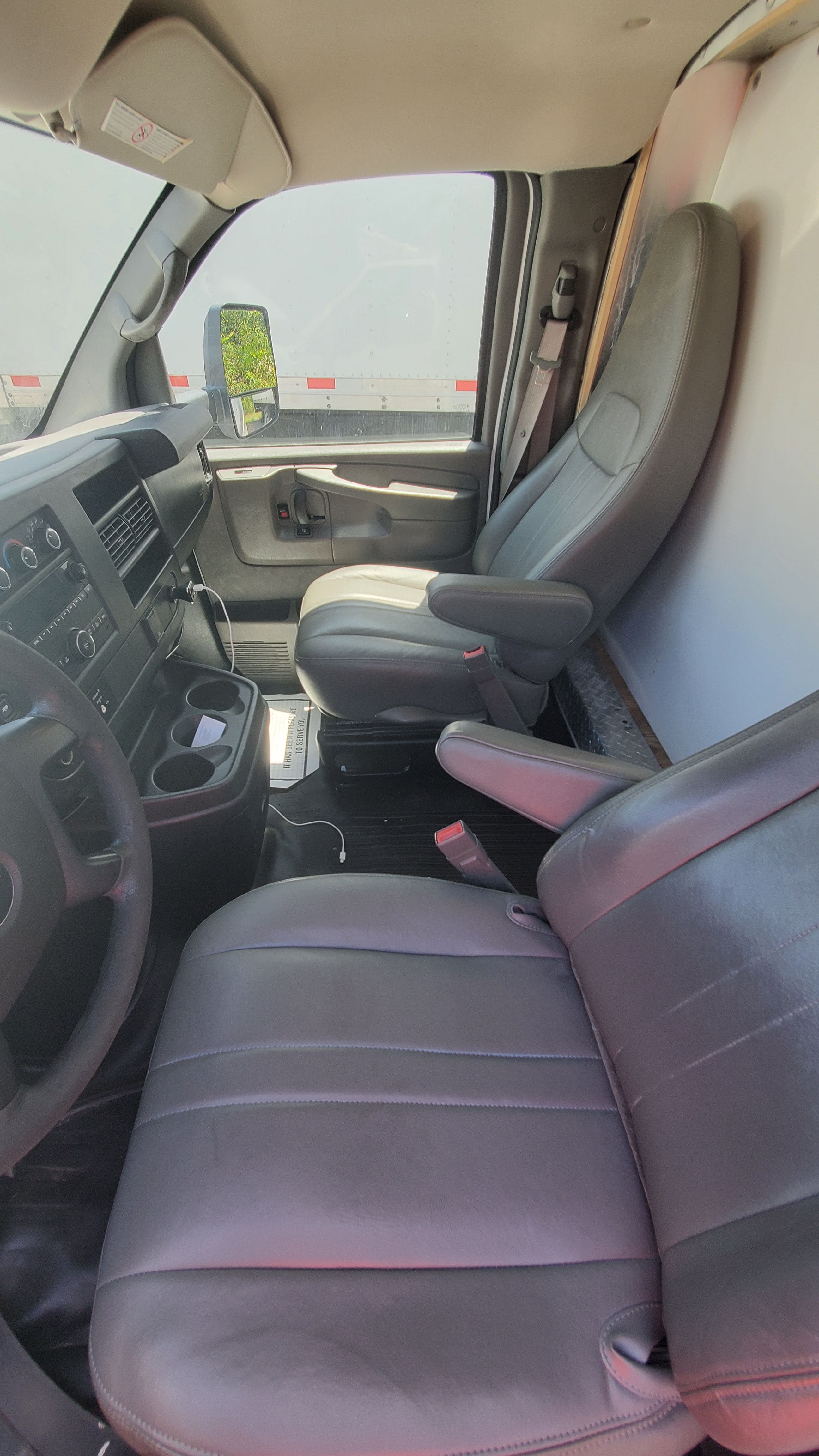 2015 Chevrolet Express image 4