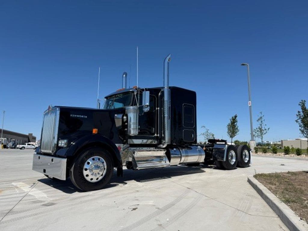 New 2027 KENWORTH W900L image 2
