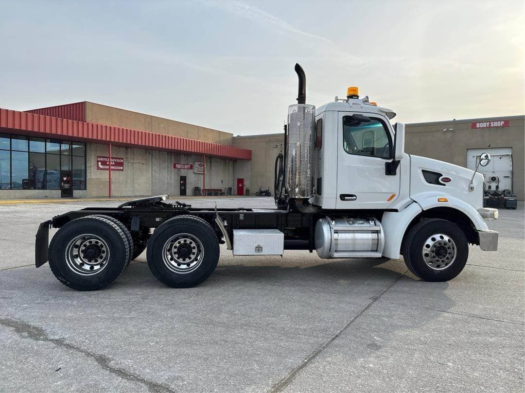 2020 Peterbilt 567 image 3