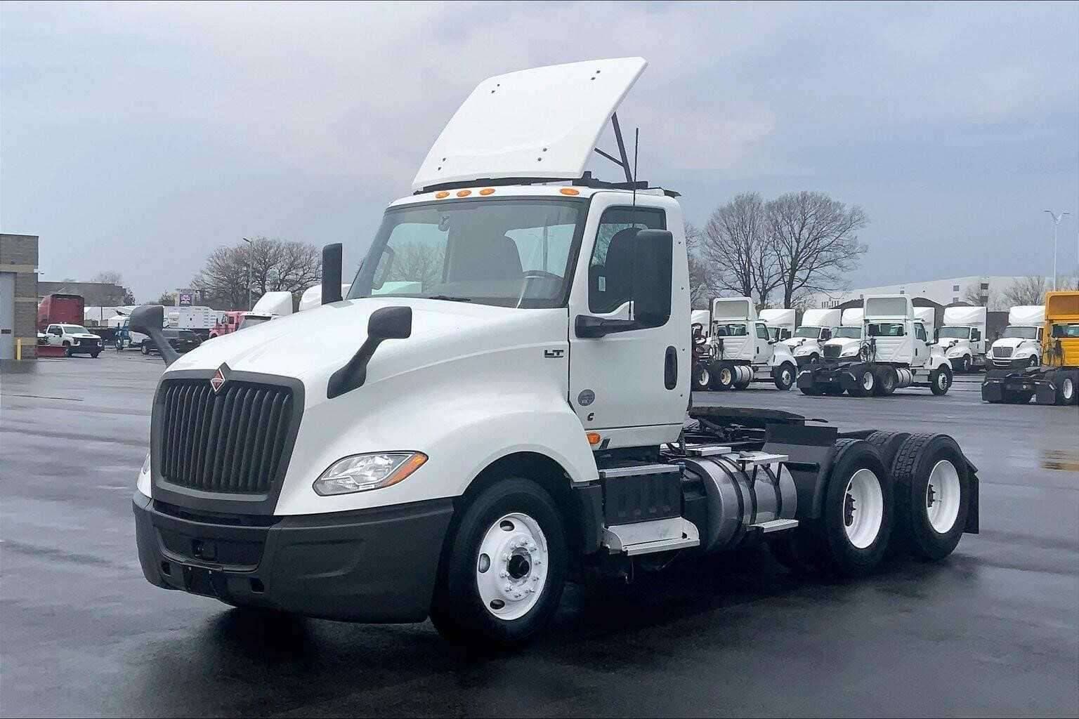 2021 International LT625 image 2