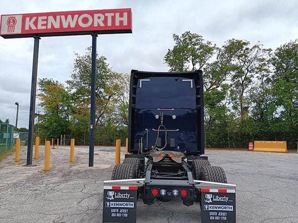 2025 Kenworth T680 image 2