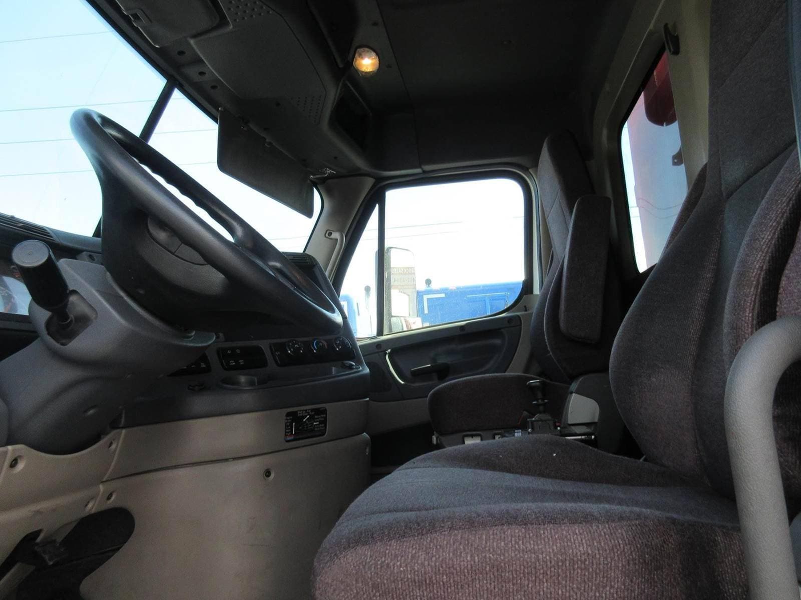 2018 Freightliner Cascadia 113 image 14