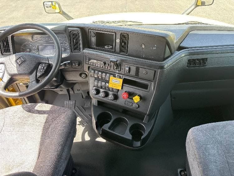 2022 International LT625 image 7