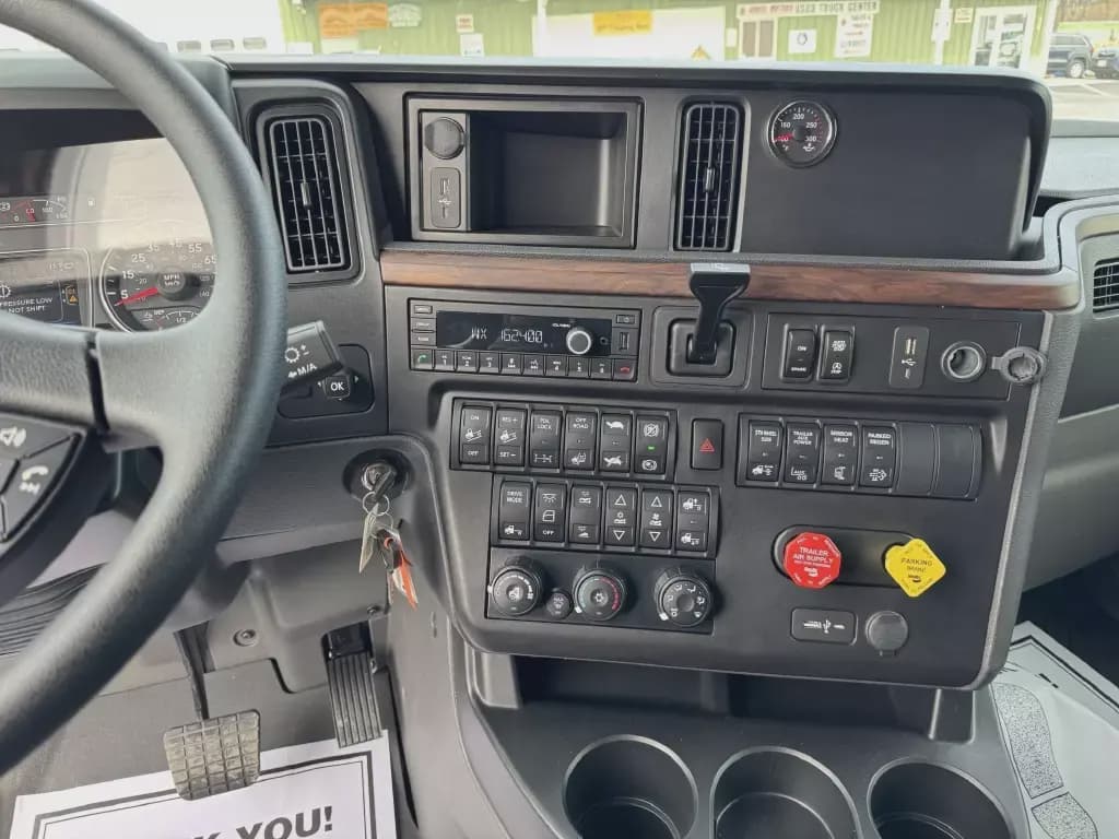 New 2025 INTERNATIONAL Conventional - Sleeper Truck image 9
