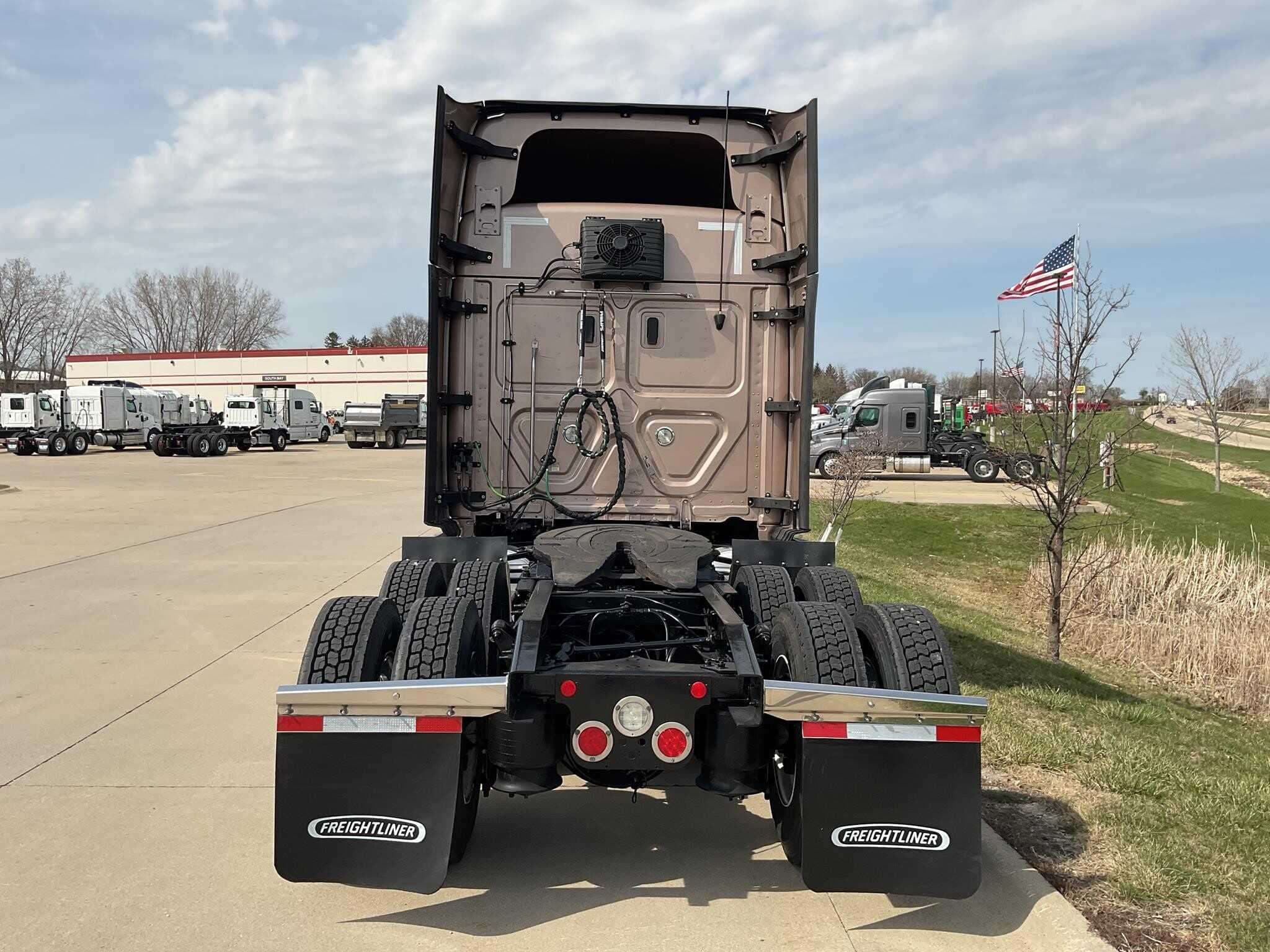 2022 Freightliner Cascadia 126 image 3