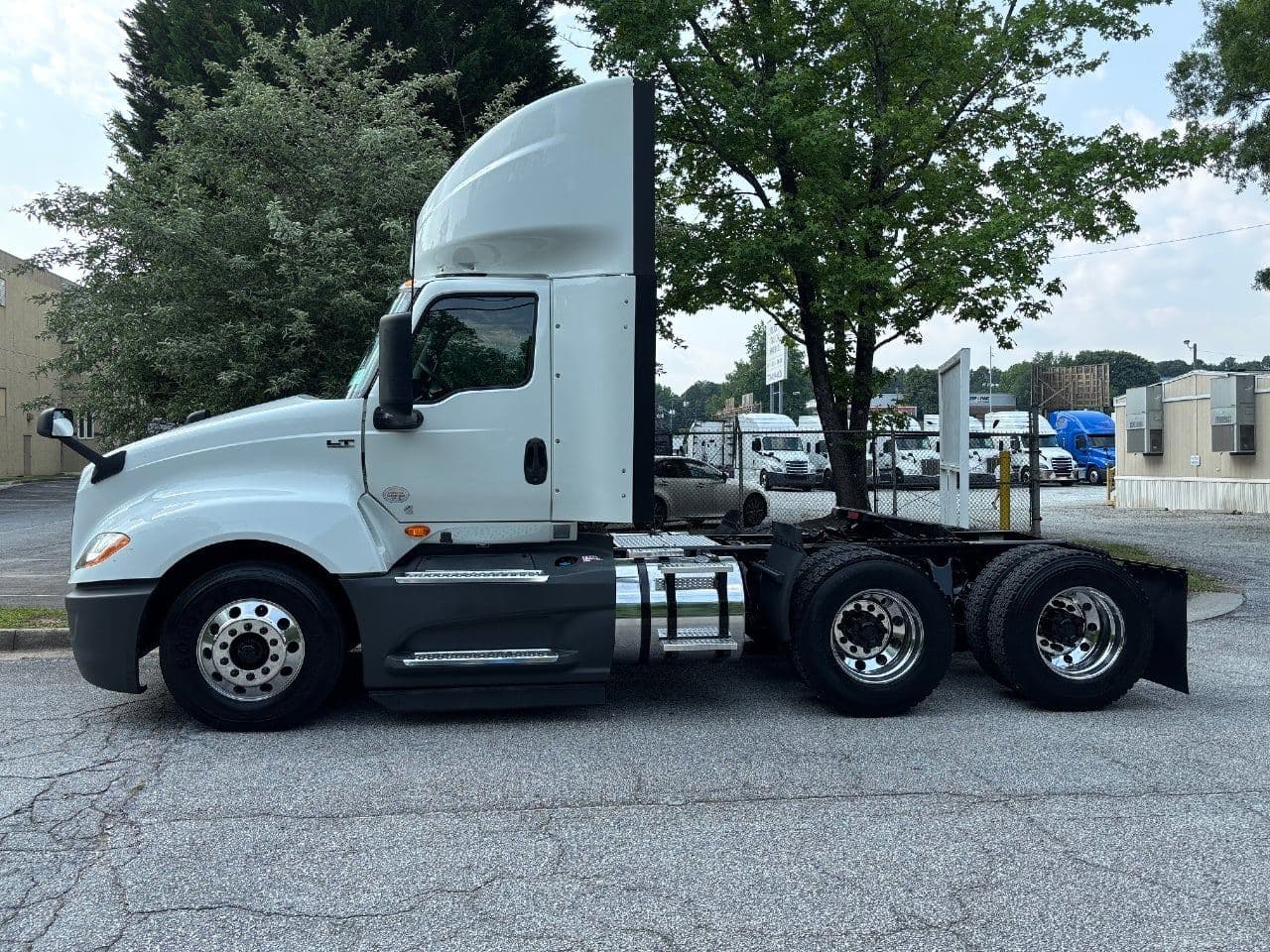 2020 International LT625 image 4