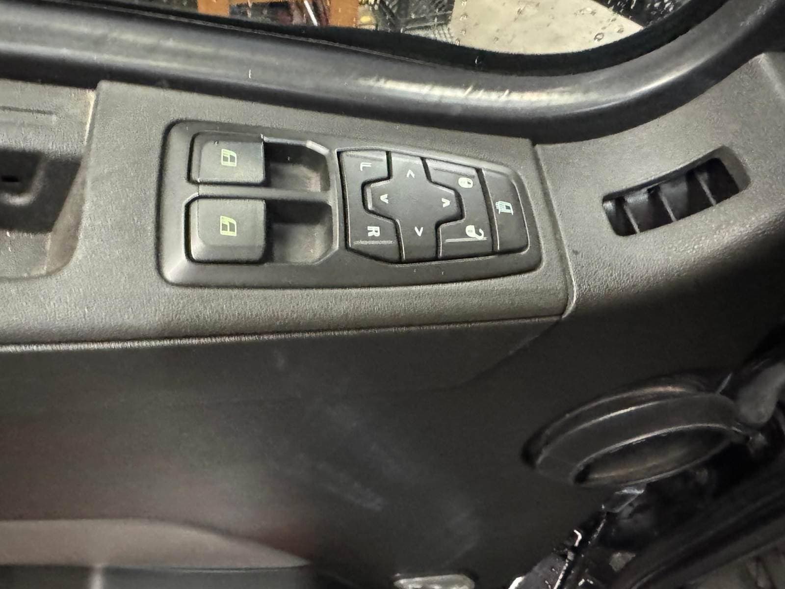 2023 Volvo VNL image 17