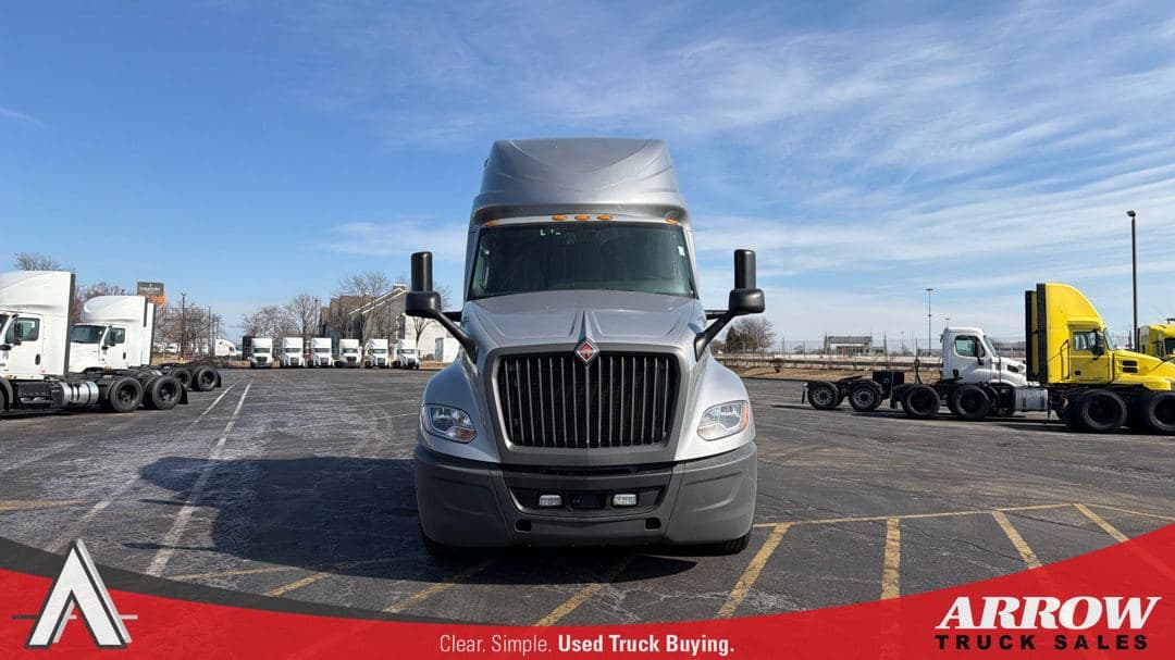 2022 International LT625 image 1