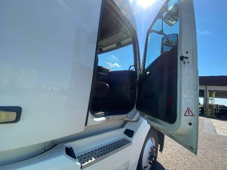 2022 Volvo VNL image 12