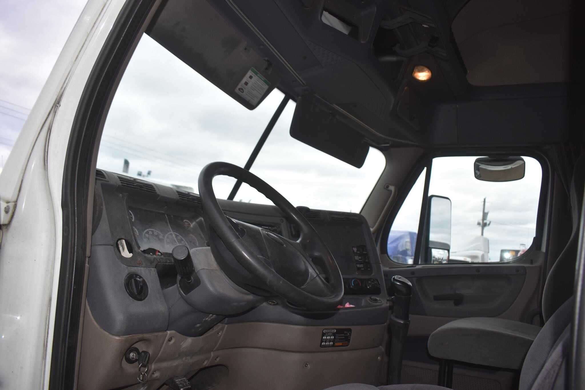 2011 Freightliner Cascadia image 2