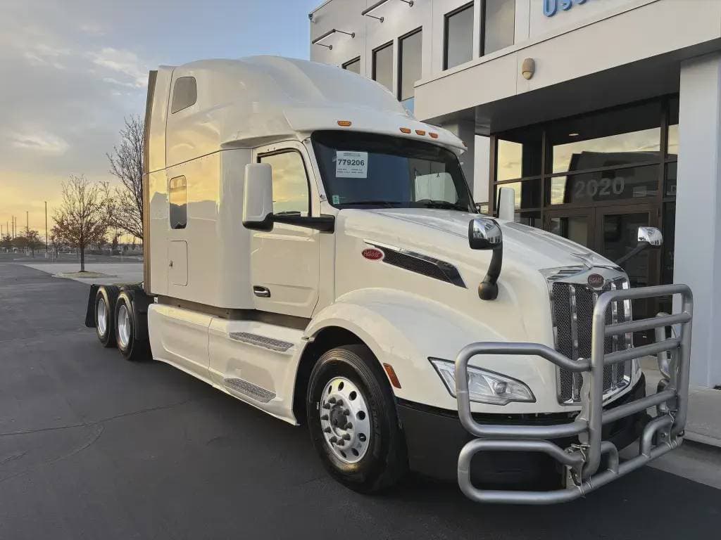 2022 Peterbilt 579 image 2