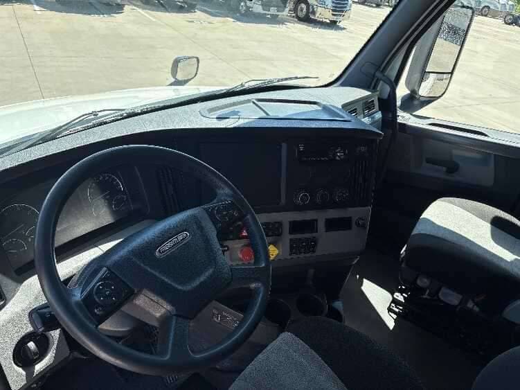 Used 2020 FREIGHTLINER CASCADIA 126 Conventional - Sleeper Truck in FORT WORTH, TX image 11