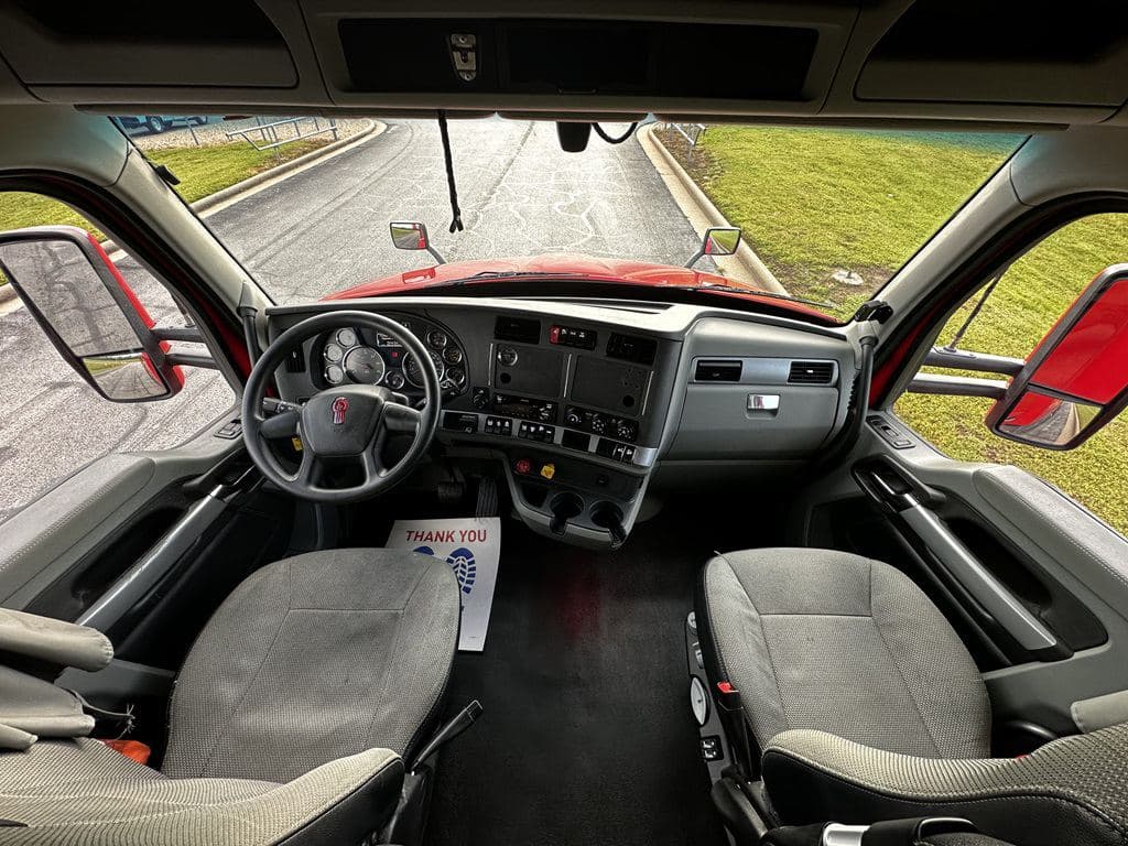 Used 2022 PETERBILT 579 image 10