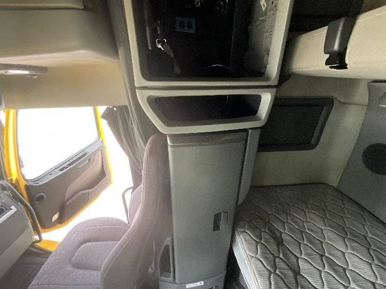 2022 Volvo VNL image 12