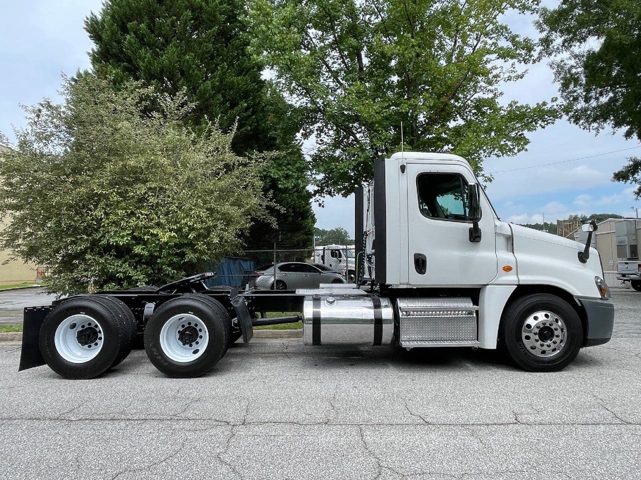 2018 Freightliner Cascadia 125 image 2
