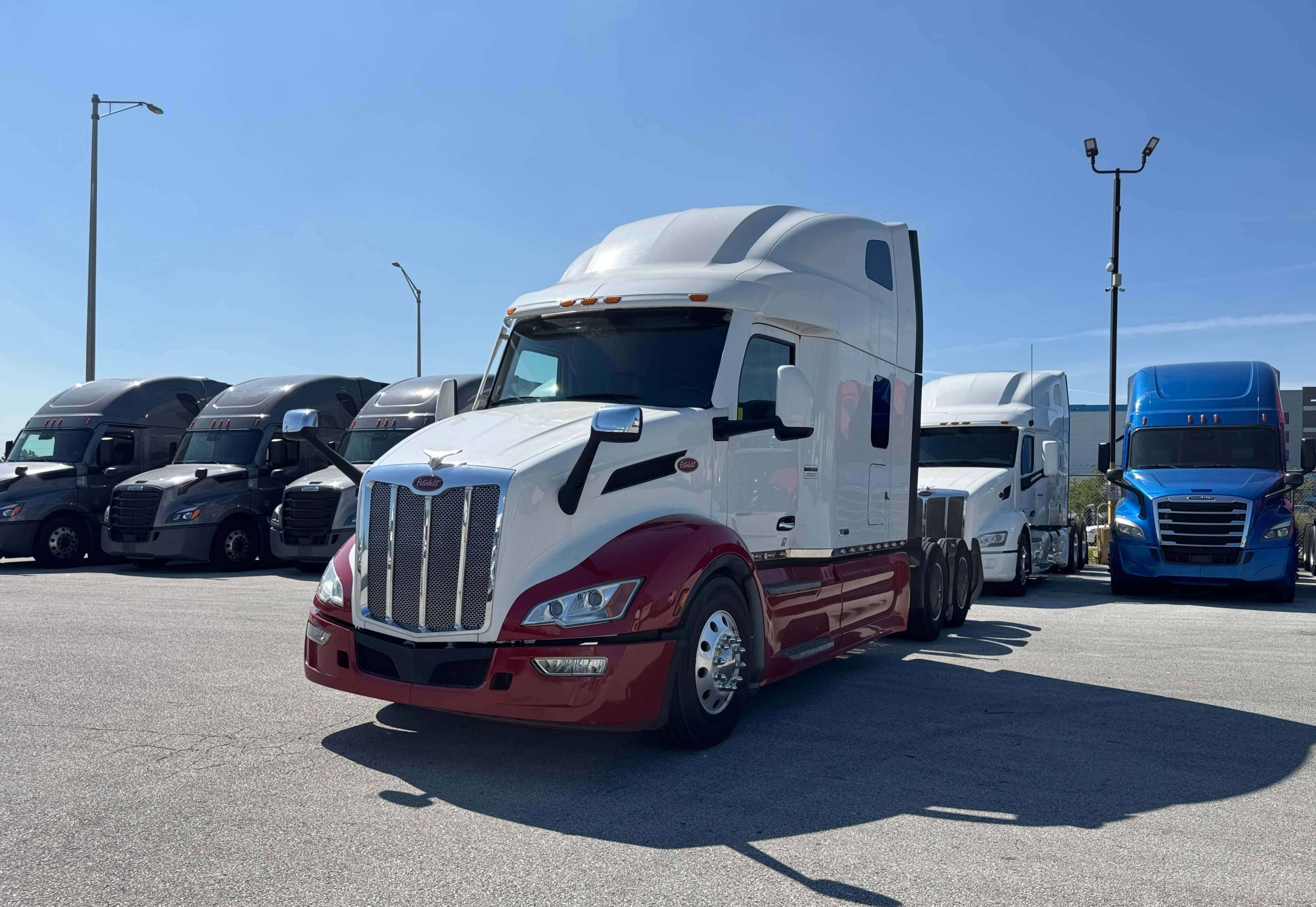 2023 Peterbilt 579 image 1