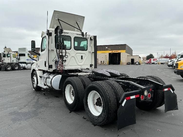 2018 Freightliner Cascadia image 2