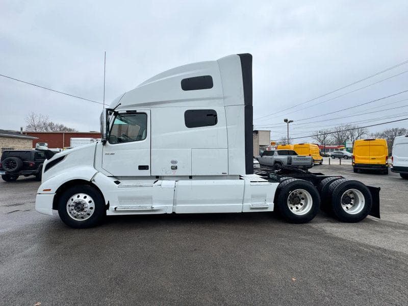 2020 Volvo VNL image 4