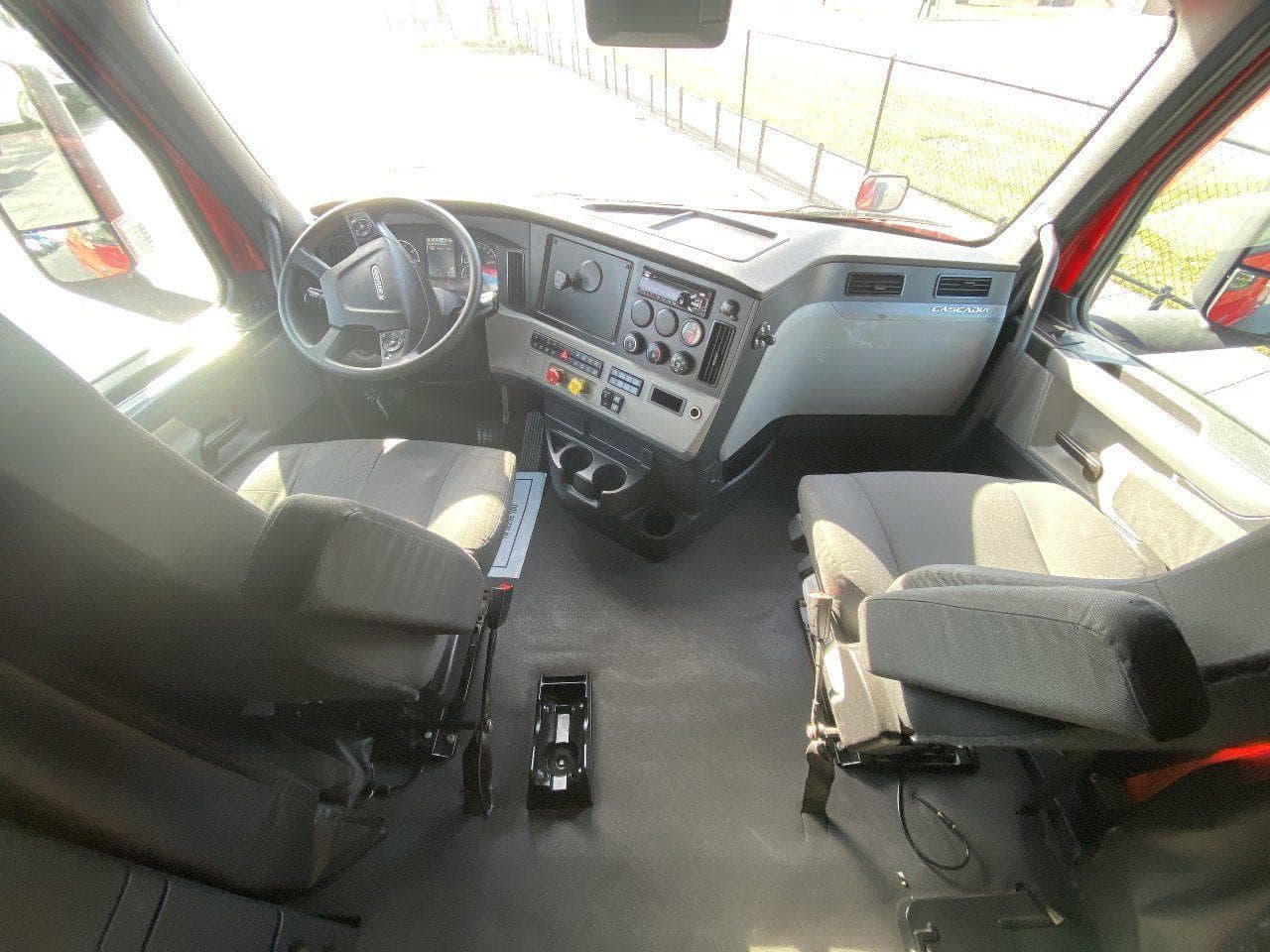 2021 FREIGHTLINER Cascadia CA126 * Tandem Axle Sleeper image 12