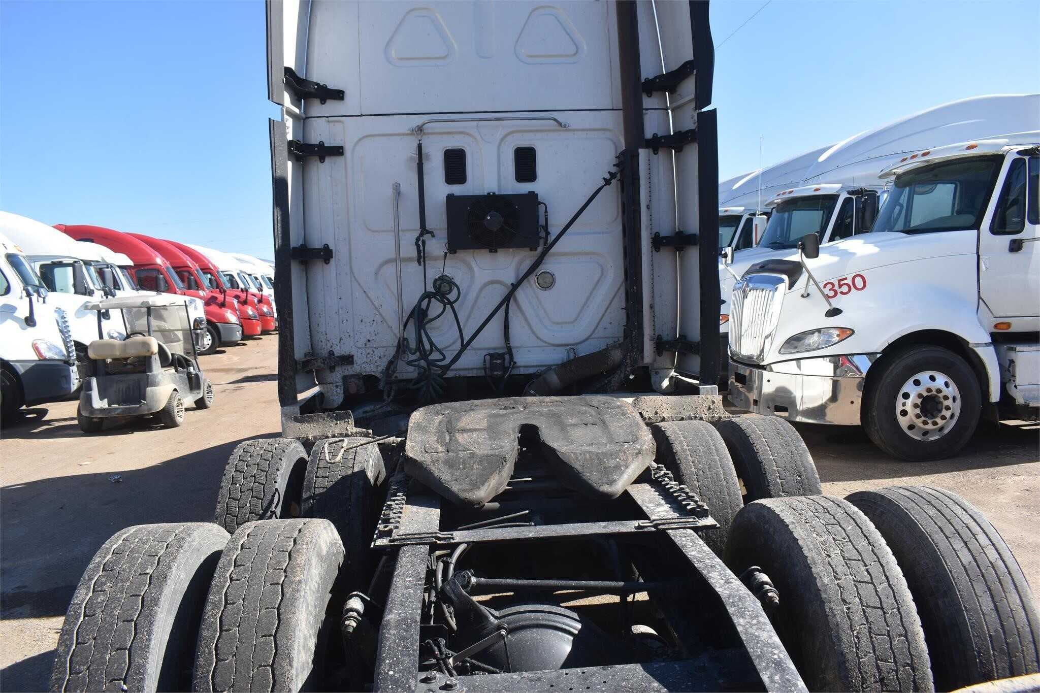 2013 Freightliner Cascadia 125 image 3