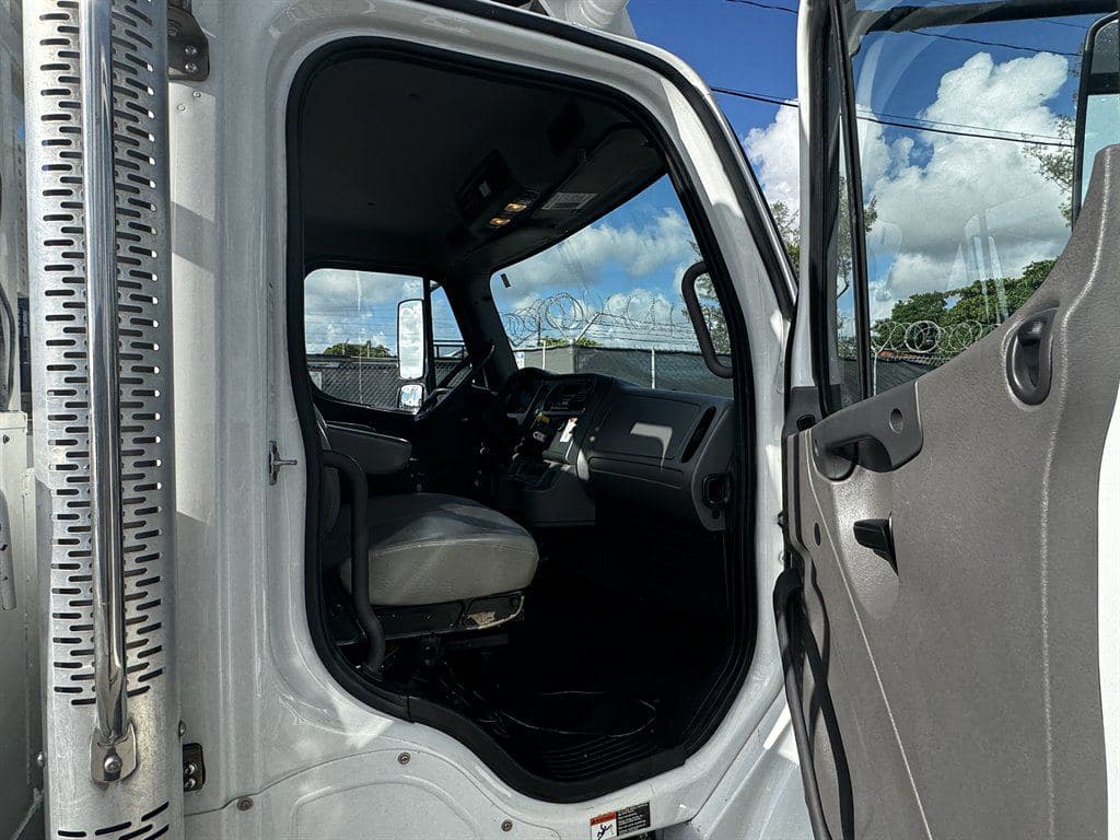 2017 Freightliner M2-106 image 53