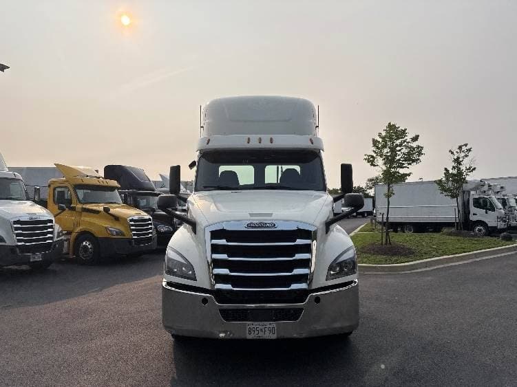 2019 Freightliner Cascadia 126 Day Cab Truck - 435HP, 12 Speed Automatic image 2