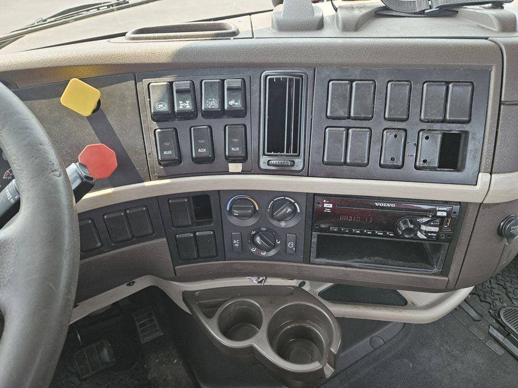2017 Volvo VNL image 10