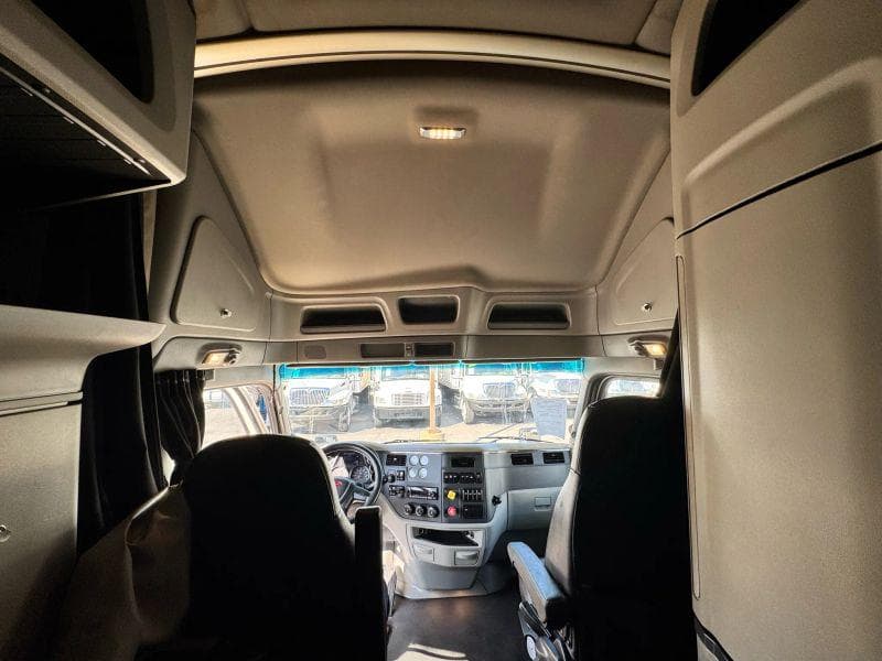 2022 Peterbilt 579 image 40